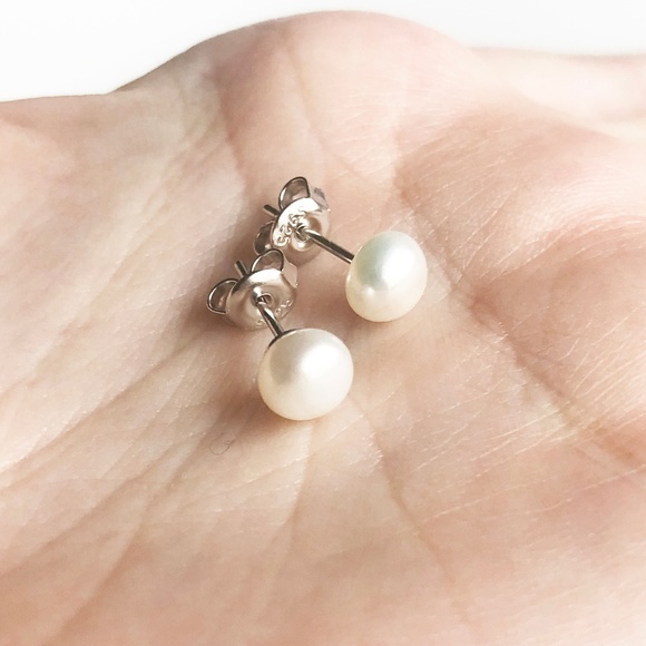 NEW 6mm Natural Freshwater Pearl Studs - Picture 1 of 7